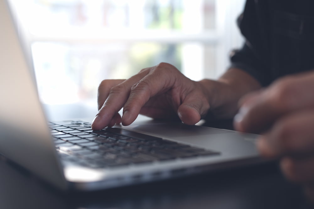 شخص يكتب على الكمبيوتر المحمول